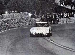 Bernard Tramont (con Ricardo Muñoz) en su Alpine 1300, segundo del XV Rally Costa Brava 1967 (Foto: Archivo Muñoz)